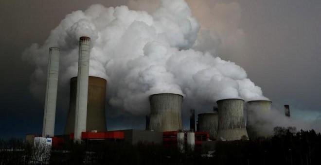 El vapor se eleva desde las torres de enfriamiento de la central de carbón de RWE, en Niederaussem, al noroeste de Colonia, Alemania. REUTERS / Wolfgang Rattay