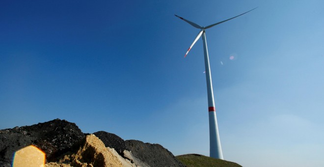 Un aerogenerador para generar electricidad junto al vertedero Brinkfortsheide, cerca de la ciudad alemana de Marl, en el área del Ruhr. REUTERS / Ralph Orlowski