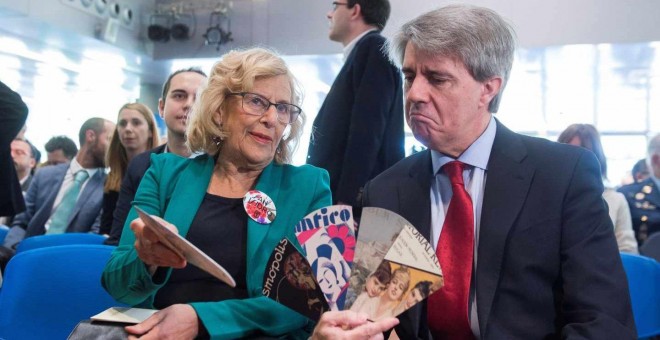 La alcaldesa de Madrid, Manuela Carmena, con el presidente de la Comunidad de Madrid, Ángel Garrido. EFE