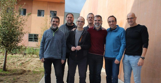 Els set dirigents polítics i socials catalans empresonats preventivament al centre penitenciari de Lledoners, en una imatge distribuïda per Òmnium Cultural