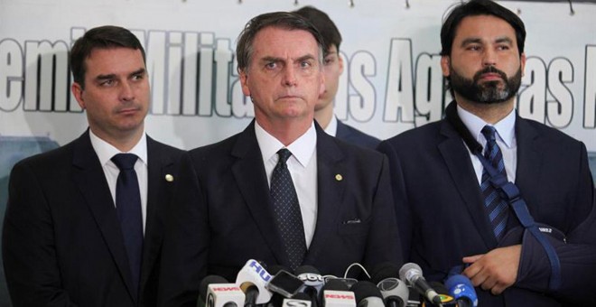 El presidente electo de Brasil, Jair Bolsonaro, ofrece una rueda de prensa después de participar en una ceremonia de graduación de oficiales en la Academia Militar de Agulhas Negras.- EFE