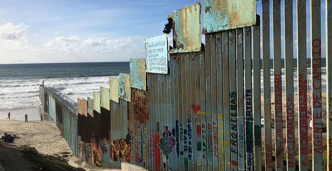 La valla fronteriza entre EEUU y México se pierde en el Pacífico.