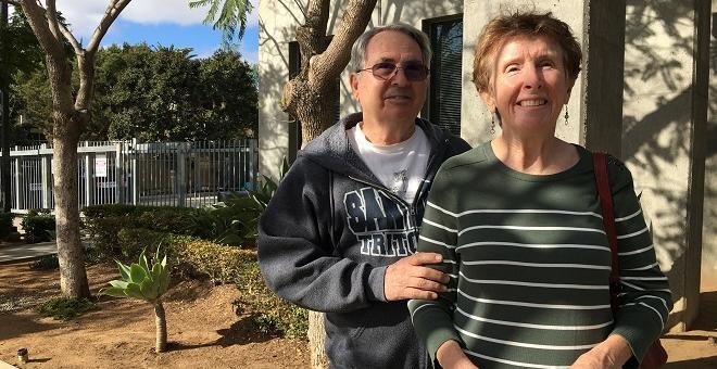 Bob y Mary Joe se acercaron a la sede de la ONG Border Angels, en San Diego, para aportar material en solidaridad con la caravana migrante