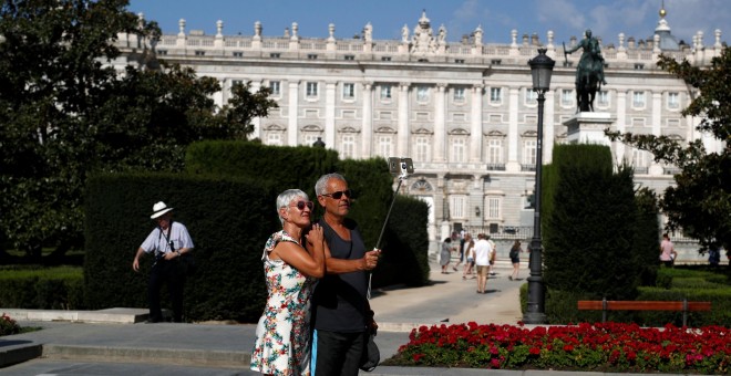 Una pareja de turistas se hacen un 'selfi' cerca del Palacio Real de Madrid. REUTERS/Javier Barbancho