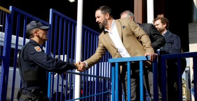 El presidente de Vox, Santiago Abascal, en una visita a la frontera de Melilla. GUERRERO / EFE