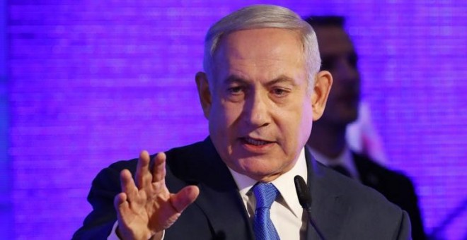 El primer ministro israelí, Benjamin Netanyahu, pronuncia un discurso durante el inicio de Hanukkah en los suburbios de la ciudad de Tel Aviv, el 2 de diciembre de 2018 | AFP