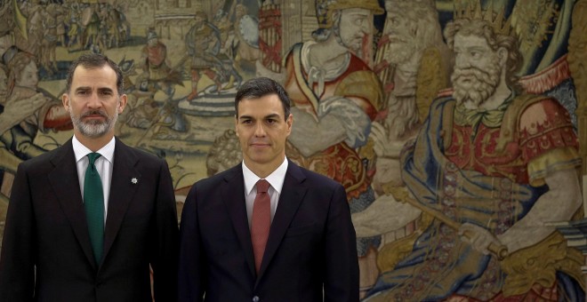 Pedro Sánchez con el rey Felipe VI el día de su toma de posesión como presidente del Gobierno, en el Palacio de la Zarzuela. REUTERS/Pool/Emilio Naranjo