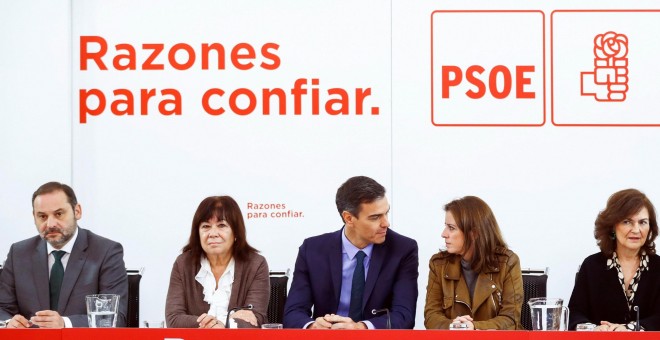 El presidente del Gobierno, Pedro Sánchez (c), la presidenta del partido Cristina Narbona (4i), la portavoz del PSOE en el Congreso Adriana Lastra (4d), el ministro de Fomento José Luis Ábalos (i), y la vicepresidenta del gobierno Carmen Calvo (d), durant