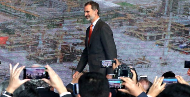 El rey Felipe VI, en la inauguración de una planta de Repsol en  la localidad peruana de Callao, el pasado noviembre. REUTERS/Mariana Bazo