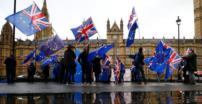 Ciudadanos contrarios al brexit se manifiestan con banderas del Reino Unido y de la Unión Europea frente al Parlamento británico. /REUTERS