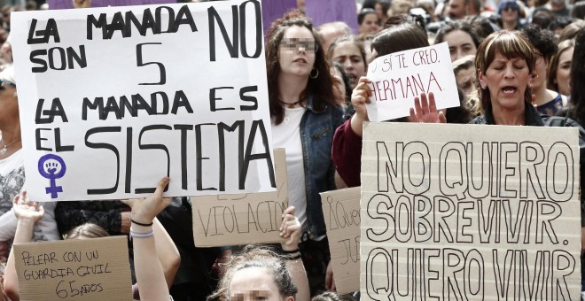 Concentración de abril frente al Palacio de Justicia de Navarra en protesta por la sentencia de la Audiencia Provincial por la condena a los acusados de la Manada por abusos sexuales | EFE