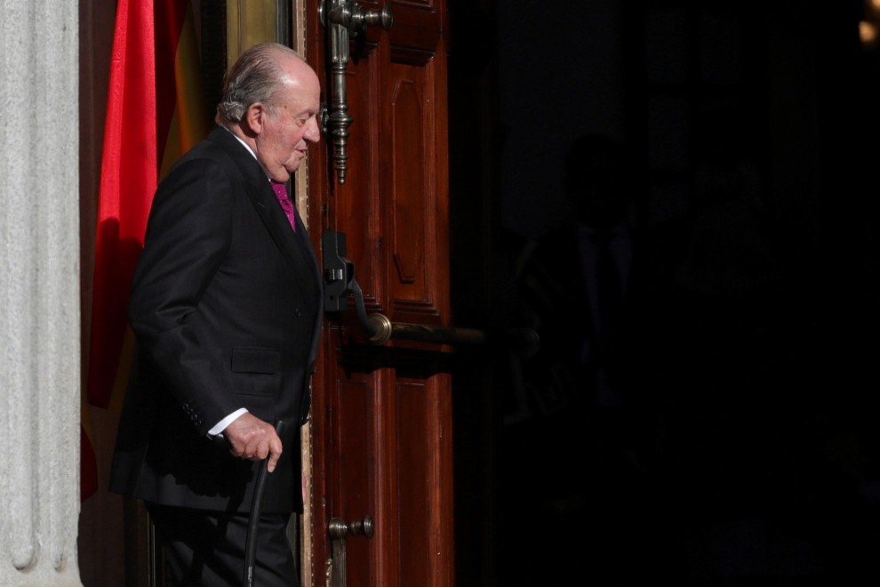 El rey emérito Juan Carlos I, entra en el Congreso de los Diputados, en el que se celebra la solemne conmemoración del 40 aniversario de la Constitución. EFE/JuanJo Martín