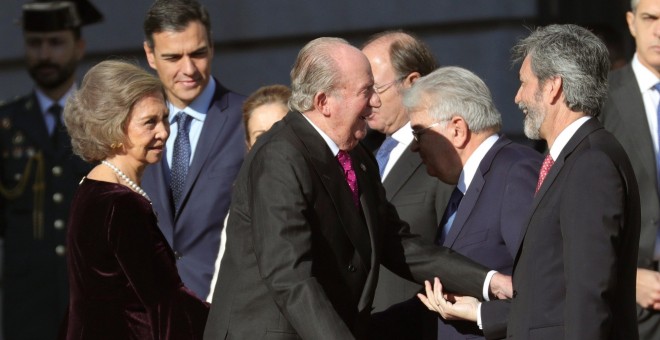 Los reyes eméritos Juan Carlos y Sofía, saludan al presidente del Tribunal Supremo Carlos Lesmes, en el exterior del Congreso de los Diputados, a su llegada a la solemne conmemoración del 40 aniversario de la Constitución. EFE/JuanJo Martín