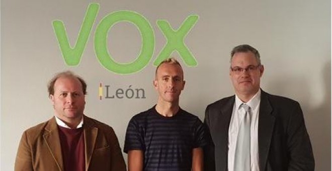 Sergio Sánchez posa con los dirigentes de Vox León.