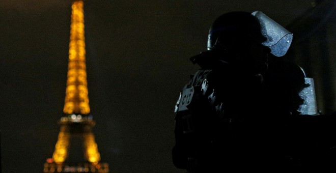 Un policía francés en París con la torre Eiffel de fondo. - REUTERS