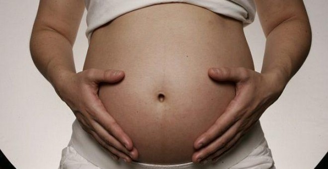 Foto de archivo de una mujer embarazada. / EFE
