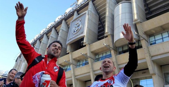Aficionados de River Plate se concentran en las inmediaciones del Santiago Bernabéu donde este domingo se jugará la final de la Copa Libertadores . EFE/Eduardo Oyana