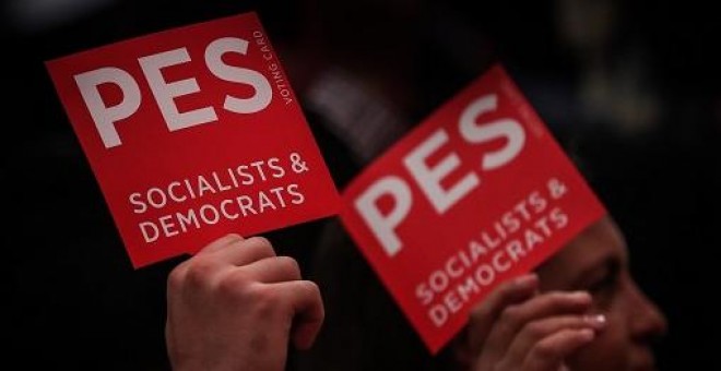 Delegados votan durante el Congreso del Partido de los Socialistas Europeos (PES) en Lisboa.- Mario Cruz/EFE