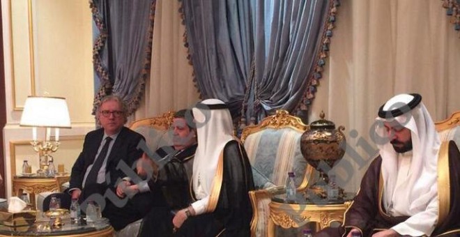 José María Clemente Marcet y Joaquín Arespacochaga debaten con a miembros de la familia real saudí.