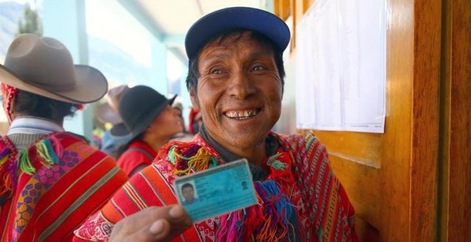 Un ciudadano acude a votar hoy, en un colegio electoral de Cusco (Perú). La votación del referéndum sobre la reforma política y judicial en Perú comenzó a las 08.00 horas de hoy (13.00 GMT), junto a la segunda vuelta para la elección de gobernadores en 15