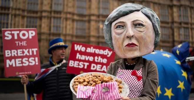 Una activista 'antibrexit, 'disfrazada de Theresa May. ante el Parlamento en Londres. / WILL OLIVER (EFE)