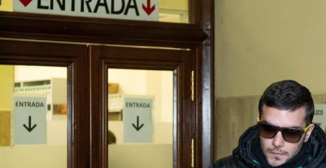 El miembro de la Manada Ángel Boza llega a los juzgados de Sevilla para firmar como cada lunes. (RAÚL CARO | EFE)