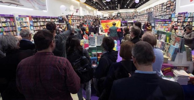 10/12/2018.- Una decena de ultras han irrumpido hoy en la Casa del Libro de Barcelona haciendo saludos fascistas y enarbolando banderas de España para intentar boicotear un acto en el que ha participado el secretario general de Podemos, Pablo Iglesias. EF