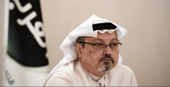 Jamal Khashoggi, observa durante una conferencia de prensa en la capital de Bahrein, Manama, el 15 de diciembre de 2014 | AFP