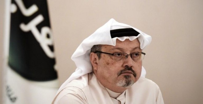 Jamal Khashoggi, observa durante una conferencia de prensa en la capital de Bahrein, Manama, el 15 de diciembre de 2014 | AFP
