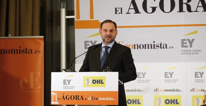 El ministro de Fomento y secretario de Organización del PSOE, José Luis Ábalos, durante su intervención en El Ágora de elEconomista. EFE/J.P. Gandul