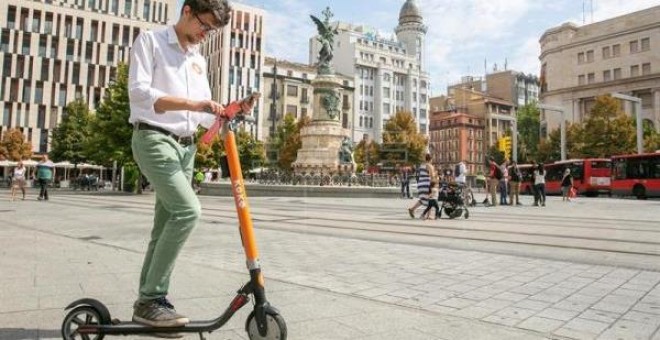 Un hombre prueba un patinete eléctrico en Zaragoza. EFE