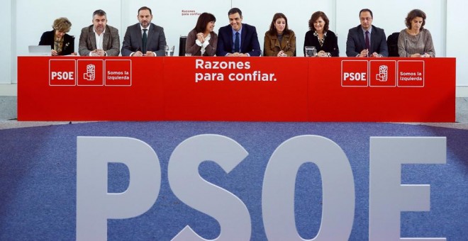 El presidente del Gobierno y secretario general del PSOE, Pedro Sánchez (c), la presidenta del partido Cristina Narbona (4i), y la portavoz en el Congreso Adriana Lastra (4d), durante la última reunión de la ejecutiva federal socialista. EFE/Emilio Naranj