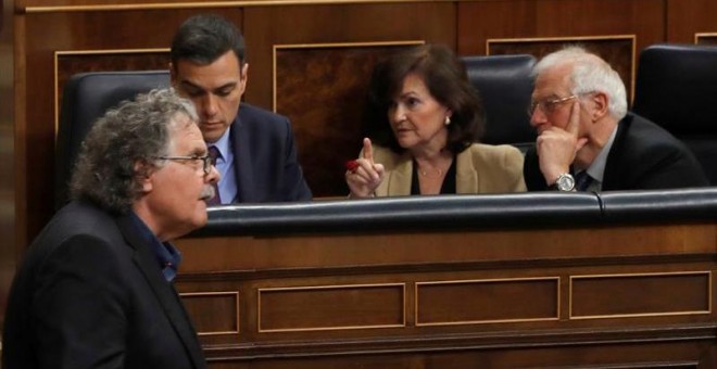 El portavoz de ERC, Joan Tardà, pasa ante el presidente del Gobierno, Pedro Sánchez, la vicepresidenta, Carmen Calvo y el ministro de Exteriores, Josep Borrell, en el pleno del Congreso sobre Cataluña y el acuerdo de la Unión Europea sobre el 'brexit'. EF