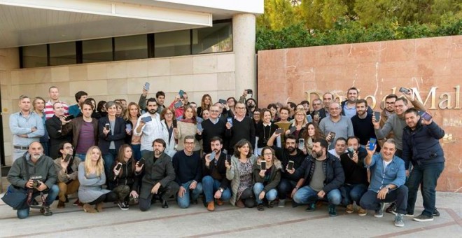 Los periodistas del Diario de Mallorca se han concentrado a las puertas del diario como protesta por la incautación del teléfono móvil de uno de sus redactores. - EFE