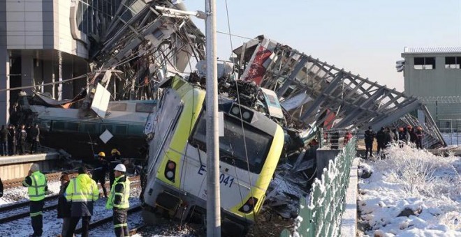 Bomberos trabajan en el rescate de víctimas en el lugar donde se ha producido el accidente. (STR | EFE)