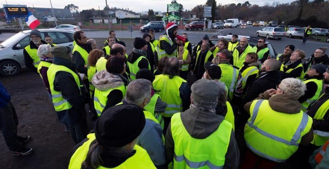 Manifestantes vestidos con chalecos amarillos protestan en Langon, cerca de Burdeos (Francia). - EFE