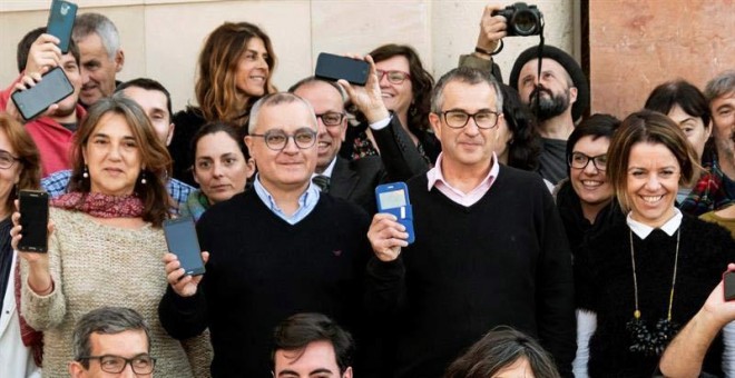 Los periodistas del 'Diario de Mallorca' concentrados a las puertas del diario como protesta por la incautación ayer del teléfono móvil de uno de sus redactores. (CATI CLADERA | EFE)