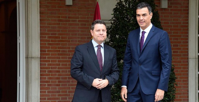 El presidente de Castilla-La Mancha, Emiliano García-Page, y jefe del Gobierno central, Pedro Sánchez, en la Moncloa, en una imagen de archivo. Foto: José Márquez