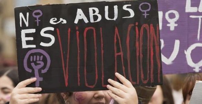 Una pancarta con el lema: 'No es abuso, es violación'. EFE/Archivo