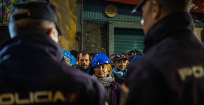 Policías antidisturbios llegan a la calle Argumosa de Madrid para ejecutar el desahucio de Josefa Santiago. -JAIRO VARGAS