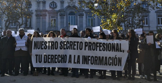 Imagen de la concentración de periodistas frente al Supremo contra los registros en Europa Press y el Diario de Mallorca. EP