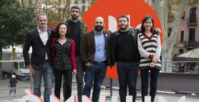 Jordi Cabré, Maite Carranza, Víctor Garcia Tur, Carles Rebassa i Núria Franquet, els premiats a la Nit de Santa Llúcia, amb el vicepresident d'Òmnium Cultural, Marcel Mauri.