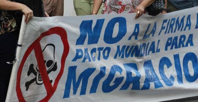 Grupos de personas protestan hoy, frente a la Cancillería, en Asunción (Paraguay). Unas dos docenas de personas se manifestaron hoy frente a la Cancillería para mostrar su repulsa al apoyo del Gobierno al Pacto Mundial de Migración, que denunciaron como u