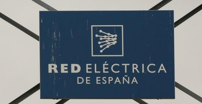 El logotipo de Red Electrica de España en una torre de electricidad en Alcobendas, en las afueras de Madrid. REUTERS