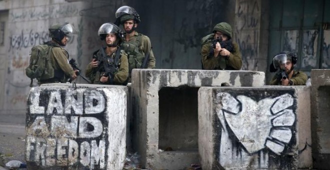 Soldados israelíes toman posición durante una protesta de palestinos en Hebrón. - AFP