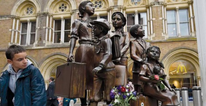 Un viajero observa el monumento conmemorativo del 'Kindertransport' en Londres. REUTERS/Archivo