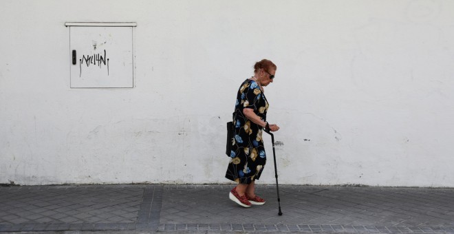 Una mujer pensionista camina por una calle de Madrid. REUTERS/Susana Vera