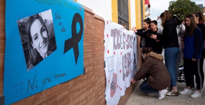 Jóvenes del instituto de la localidad onubense de Zalamea la Real colocan carteles realizados por ellos mismos en repulsa por la muerte de la joven zamorana Laura Luelmo. - EFE