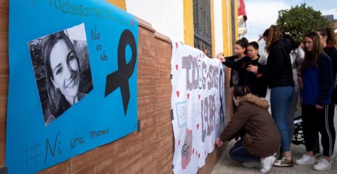 Jóvenes del instituto de la localidad onubense de Zalamea la Real colocan carteles realizados por ellos mismos en repulsa por la muerte de la joven zamorana Laura Luelmo. - EFE