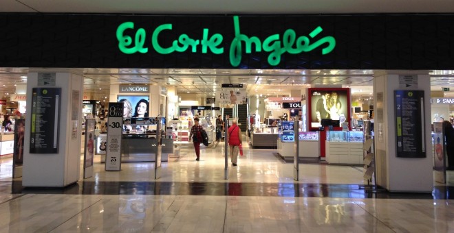 Entrada de la tienda de El Corte Inglés en el centro comercial La Vaguada, en la zona norte de Madrid.